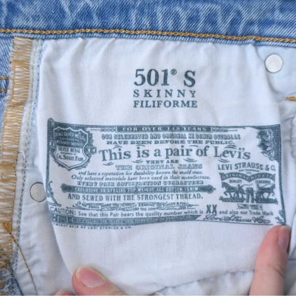 Levi 501’s Button Fly Women’s W28 L30 Light Blue Ripped Straight Leg Mom Jeans - Picture 11 of 16